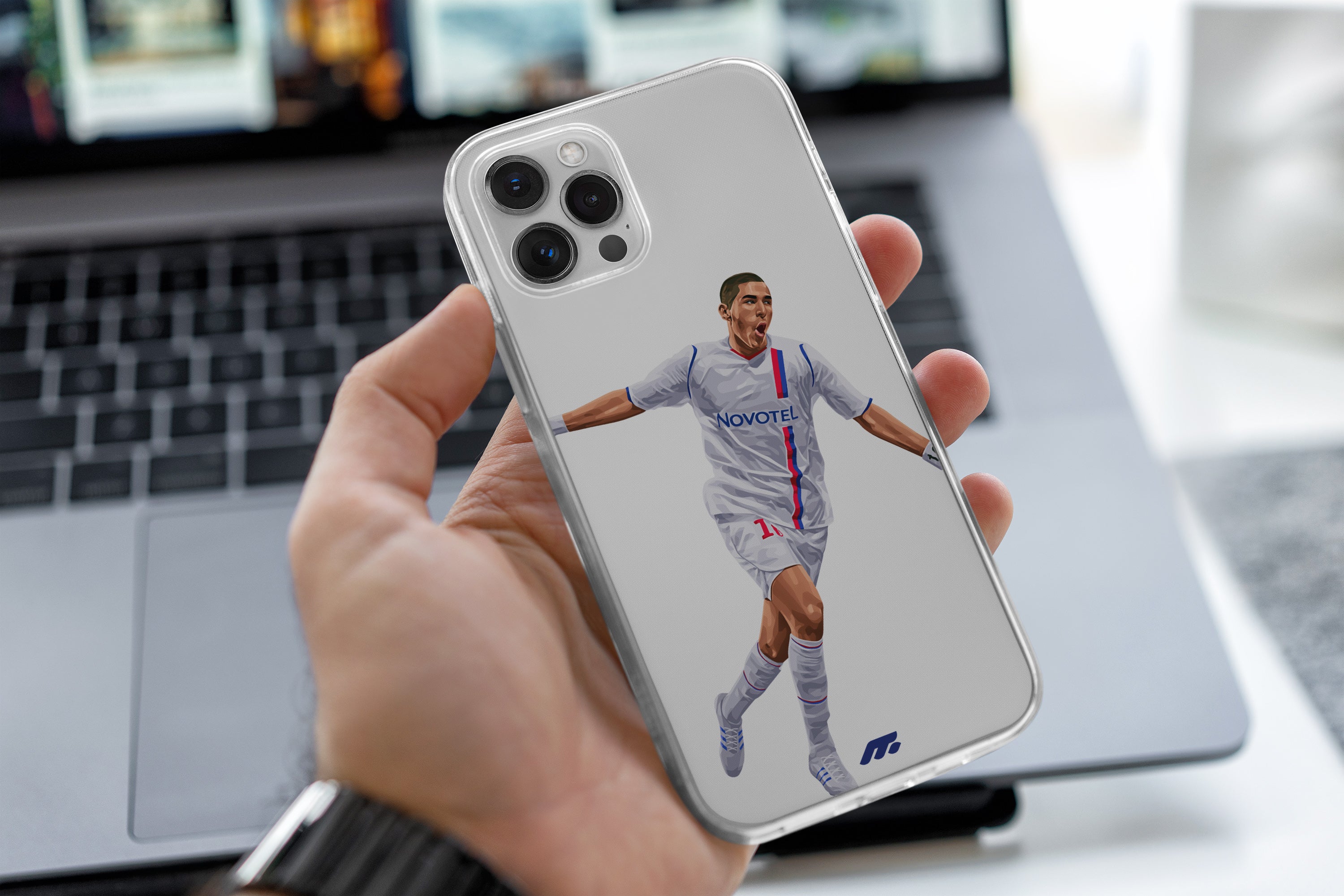 Benzema, Juninho, Fekir.. les légendes de l'Olympique lyonnais en coque pour iPhone 15 Pro
